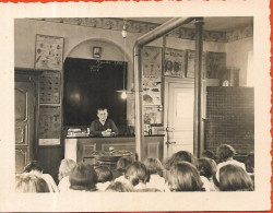 Petite Photo De La Petite école De LAMARGELLE. Elèves Dans La Salle De Classe - Lieux