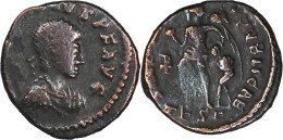 ROME - Nummus AE4 - ARCADIVS - Victoire Portant Un Trophée Et Tirant Un Captif - Chrisme -Thessalonique - RIC.65c-20-066 - La Fin De L'Empire (363-476)