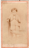 Photo CDV D'un Petit Garcon élégant Posant Dans Un Studio Photo En 1867 - Alte (vor 1900)