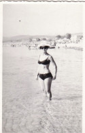 Old Real Original Photo - Woman In Bikini In The Sea - Ca. 8.5x6 Cm - Anonieme Personen