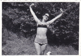 Old Real Original Photo - Woman In Bikini In The Open - Ca. 8.5x6 Cm - Personnes Anonymes