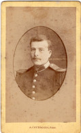 Photo CDV D'un Officier Francais D'un Régiment D'infanterie Posant Dans Un Studio Photo A Libourne - Ancianas (antes De 1900)