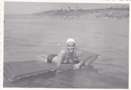 Old Real Original Photo - Woman In Bikini On A Floating Mattress - Ca. 8.5x6 Cm - Personas Anónimos