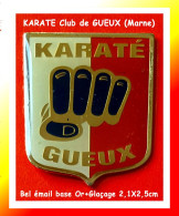 SUPER PIN'S "KARATE" De GUEUX Dans La Marne En émail Base Or Vernissé, Format 2,1X2,5cm - Autres & Non Classés