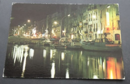 Sète - "Une Ile Singulière" - Vue Nocturne Du Canal Et Ses Bateaux De Pêche - Editions "SL", Villeurbanne - Sete (Cette)