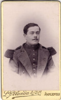 Photo CDV D'un Officier Francais Du 133 éme Régiment D'infanterie  Posant Dans Un Studio Photo A Amplepuis - Ancianas (antes De 1900)