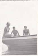 Old Real Original Photo - Women In Bikini Naked Young Man In A Boat - Ca. 8.5x6 Cm - Personas Anónimos