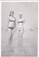 Old Real Original Photo - Women In Bikini In The Sea - Ca. 8.5x6 Cm - Personas Anónimos