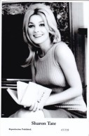 SHARON TATE - Film Star Pin Up - Publisher Swiftsure Postcards 2000 - Artisti