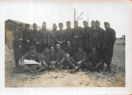 Petite Photo Militaire D' Un Groupe Soldat Au Camp De BARCARES - Krieg, Militär