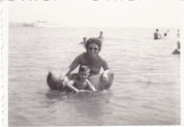 Old Real Original Photo - Women In Bikini Little Boy In The Sea - Ca. 8.5x6 Cm - Personnes Anonymes