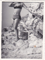 Old Real Original Photo - Women In Bikini On Rocks - 1972 Ravda - Ca. 8.5x6 Cm - Personnes Anonymes