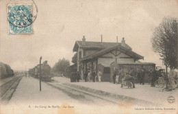 AU CAMP DE MAILLY - La Gare. - Bahnhöfe Mit Zügen