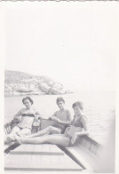 Old Real Original Photo - Women In Bikini Naked Young Boy In A Boat - Ca. 8.5x6 Cm - Anonieme Personen