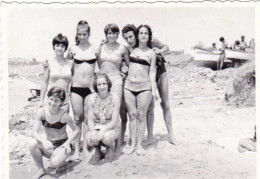 Old Real Original Photo - Girls In Bikini Posing On The Beach - Ca. 8.5x6 Cm - Personnes Anonymes