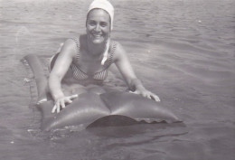 Old Real Original Photo - Woman In Bikini On A Floating Mattress - Ca. 8.5x6 Cm - Personnes Anonymes