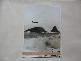 PHOTO D'un Correspondant De Guerre (18 X 24 Cm) : Scène Animée - Avion Allemand Survolant Les Côtes De La SICILE - Guerra, Militares