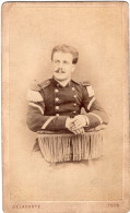 Photo CDV D'un Officier Francais Du 5 éme Régiment D'infanterie Posant Dans Un Studio Photo A Vincennes - Antiche (ante 1900)