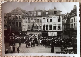 MONS Grand Place Doudou Ducasse Photo Snapshot Vers 1930-1940 Cachet Au Verso Lunetterie-photos Vander Maren - Lieux