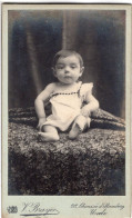 Photo CDV D'un Mignon Petit Bébé Posant Dans Un Studio Photo A Uccle (  Belgique ) - Old (before 1900)