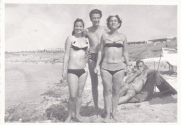 Old Real Original Photo - Naked Man Women In Bikini On The Beach - Ca. 8.5x6 Cm - Personnes Anonymes