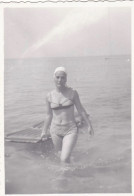 Old Real Original Photo - Woman In Bikini In The Sea - Ca. 8.5x6 Cm - Personnes Anonymes