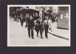 CPSM Libération De Paris WWII Anti Allemagne Nazi Voir Scan Du Dos Prisonniers - Andere & Zonder Classificatie