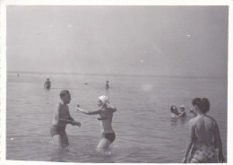 Old Real Original Photo - Naked Man Woman In Bikini In The Sea - Ca. 8.5x6 Cm - Personnes Anonymes