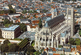 18 - Bourges - Vue Aérienne De La Cathédrale Saint Etienne - A Gauche, L'hôtel De Ville - Bourges