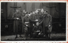 Petite Photo De TOURS En 1940. Soldats Devant Un Train - Guerre, Militaire