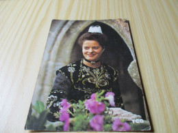 Jeune Fille En Costume De La Bourleden - Costume De La Région De Quimper (29). - Quimper