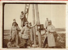 Petite Photo Militaire. Soldats Au Poteau Télégraphique. - Oorlog, Militair