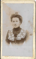 Petite Photo D' Une Femme. Fernand Parpelet à VERREY SOUS SALMAISE - Lieux