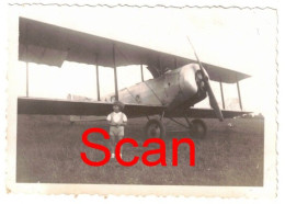 TRÈS BELLE PHOTO : AVIATION - ENFANT DEVANT AVION BI-PLACES À IDENTIFIER : CAUDRON C 27 ANNÉES 1920 / 30 ? - Aviación