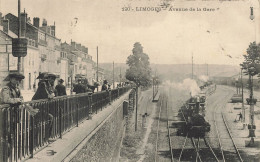 LIMOGES - Avenue De La Gare. - Stations With Trains