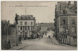 53 - B30681CPA - MAYENNE - Le Carrefour Du Parvis Notre Dame - Cafe Notre Dame - Très Bon état - MAYENNE - Mayenne