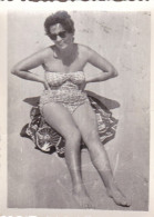 Old Real Original Photo - Woman In Bikini On The Beach - Ca. 8.5x6 Cm - Personnes Anonymes