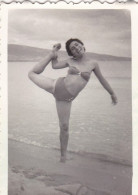 Old Real Original Photo - Woman In Bikini Doing Dancer Pose On The Beach - Ca. 8.5x6 Cm - Personnes Anonymes