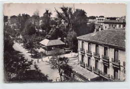 Algérie - SIDI BEL ABBÈS - Le Carrefour Des Quatre Horloges Et Le Cercle Des Officiers - Café Du Commerce - Ed. CAP 90 - Sidi-bel-Abbès