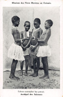 Solomon Islands - Children Looking At Their Photograph Taken By A Missionary - Publ. Marist Fathers In Oceania - Islas Salomon