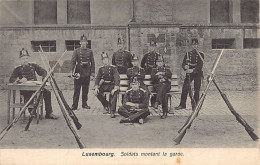 LUXEMBOURG - VILLE - Soldats Montant La Garde - Ed. Grand Bazar Champagne 9868 - Luxemburg - Stad