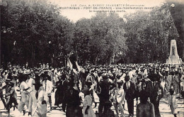 Martinique - FORT DE FRANCE - Une Manifestation Devant Le Monument Aux Morts - Ed. A. Benoit Jeannette 448 - Other & Unclassified