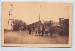 Tunisie - MÉDENINE - L'entrée Du Camp (Casernes) Avec Le Poteau De La T.S.F. - Ed. R. Prouho Col. Artistique L'Afrique - Tunesië