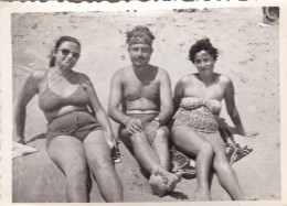 Old Real Original Photo - Naked Man Women In Bikini On The Beach - Ca. 8.5x6 Cm - Personnes Anonymes