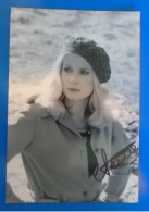 AUTOGRAPHE DE CATHERINE DENEUVE SUR PHOTO - Actores Y Comediantes 