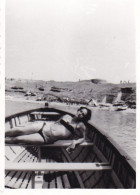Old Real Original Photo - Woman In Bikini In A Boat - Ca. 8.5x6 Cm - Personnes Anonymes