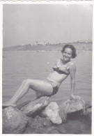 Old Real Original Photo - Woman In Bikini On Rocks - Ca. 8.5x6 Cm - Personnes Anonymes