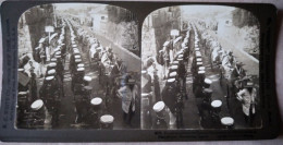 JAPON - Prêtres Bouddhistes Procession Funérailles Soldats Japonais Morts Guerre Russo-Japonaise - Photo Stéréo 1905 TBE - Stereo-Photographie