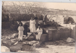 2 Photos Palestine Israël Cisjordanie Groupe De Bonne Sœurs En Visite A Situer Et Identifier Réf 30767 - Lugares