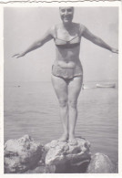 Old Real Original Photo - Woman In Bikini On Rocks - Ca. 8.5x6 Cm - Personnes Anonymes